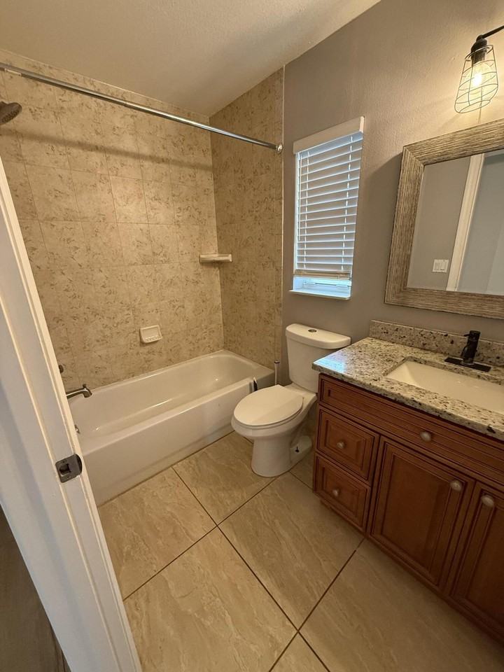 249 Ne Glentry Ave - Photo 4 of 16