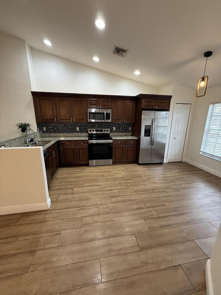 249 Ne Glentry Ave - Photo 6 of 16