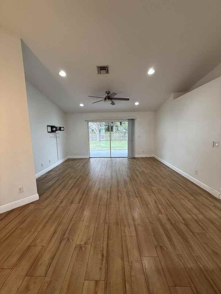 249 Ne Glentry Ave - Photo 7 of 16