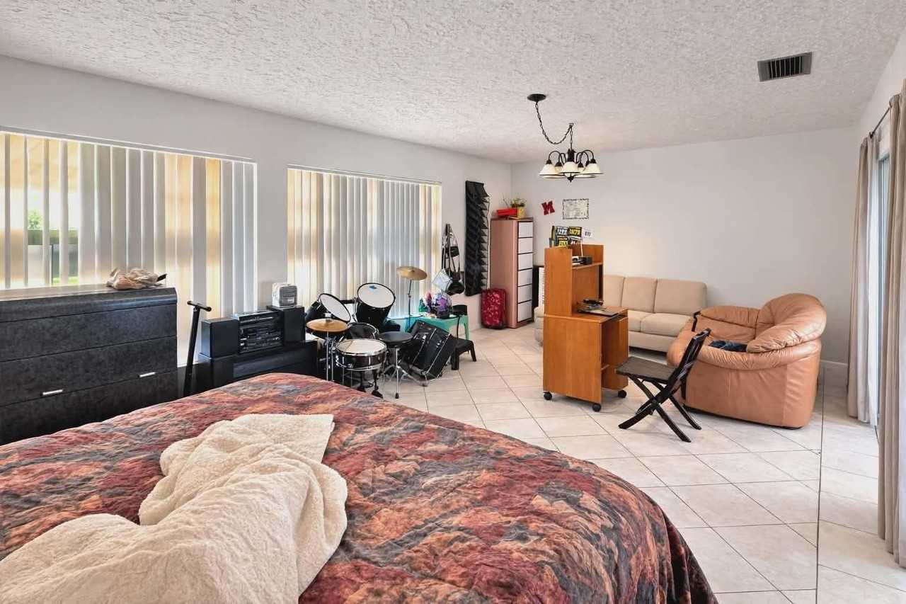 218 Olive Ave - Photo 6 of 12