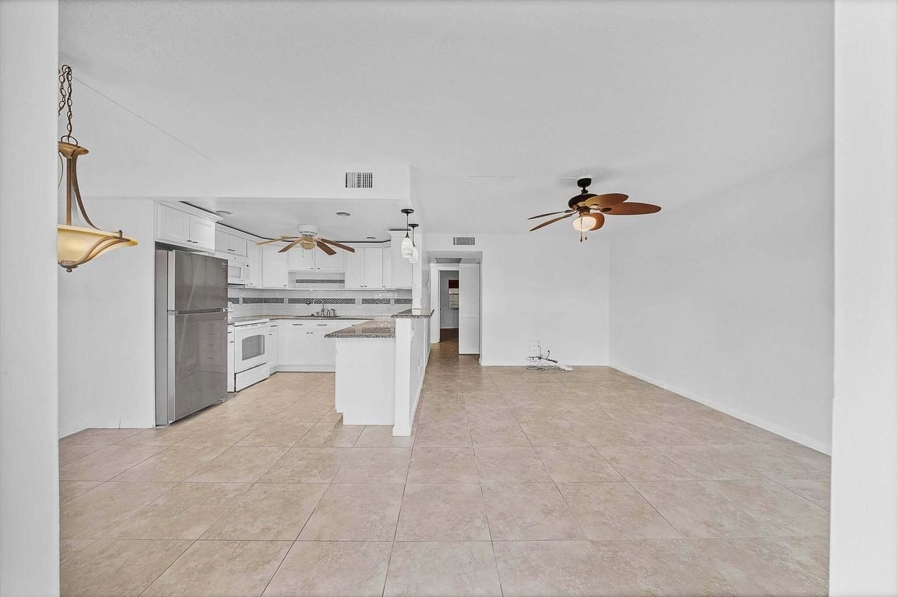 2049 Hythe C - Photo 6 of 38