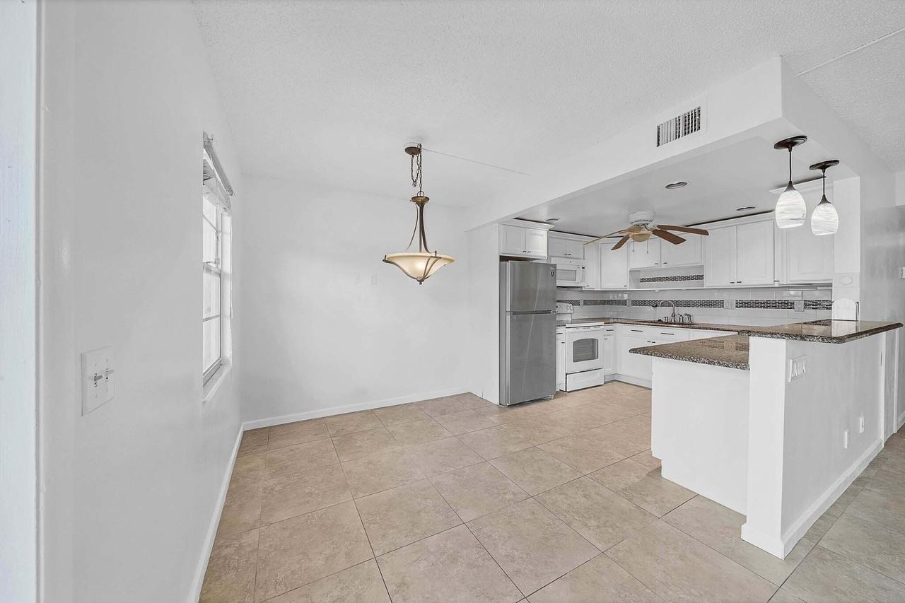 2049 Hythe C - Photo 7 of 38