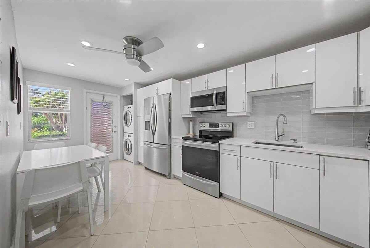 2701 S Palm Aire Dr Apt 103 - Photo 3 of 42