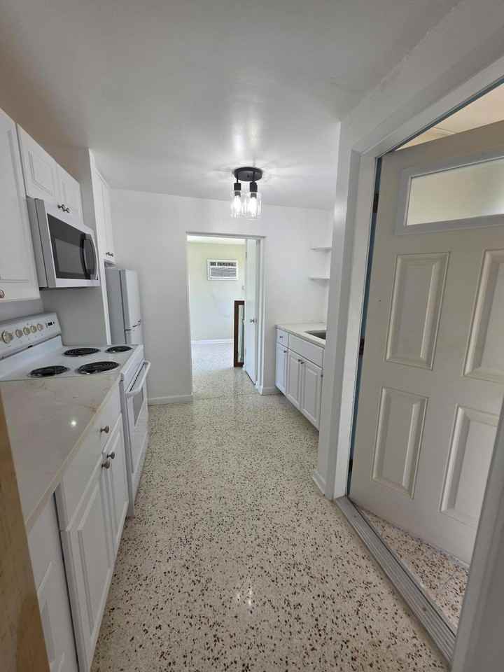 1216 Cabana Rd Unit 4 - Photo 2 of 10