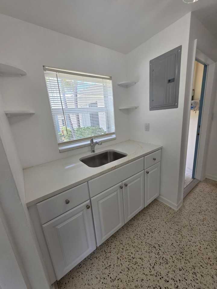 1216 Cabana Rd Unit 4 - Photo 3 of 10