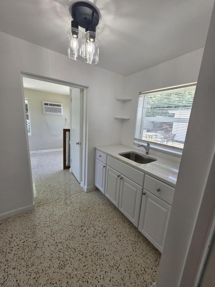 1216 Cabana Rd Unit 4 - Photo 4 of 10