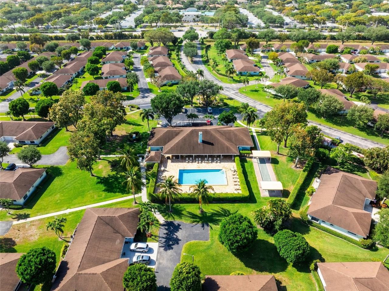 9870 Pecan Tree Dr Apt B - Photo 4 of 24