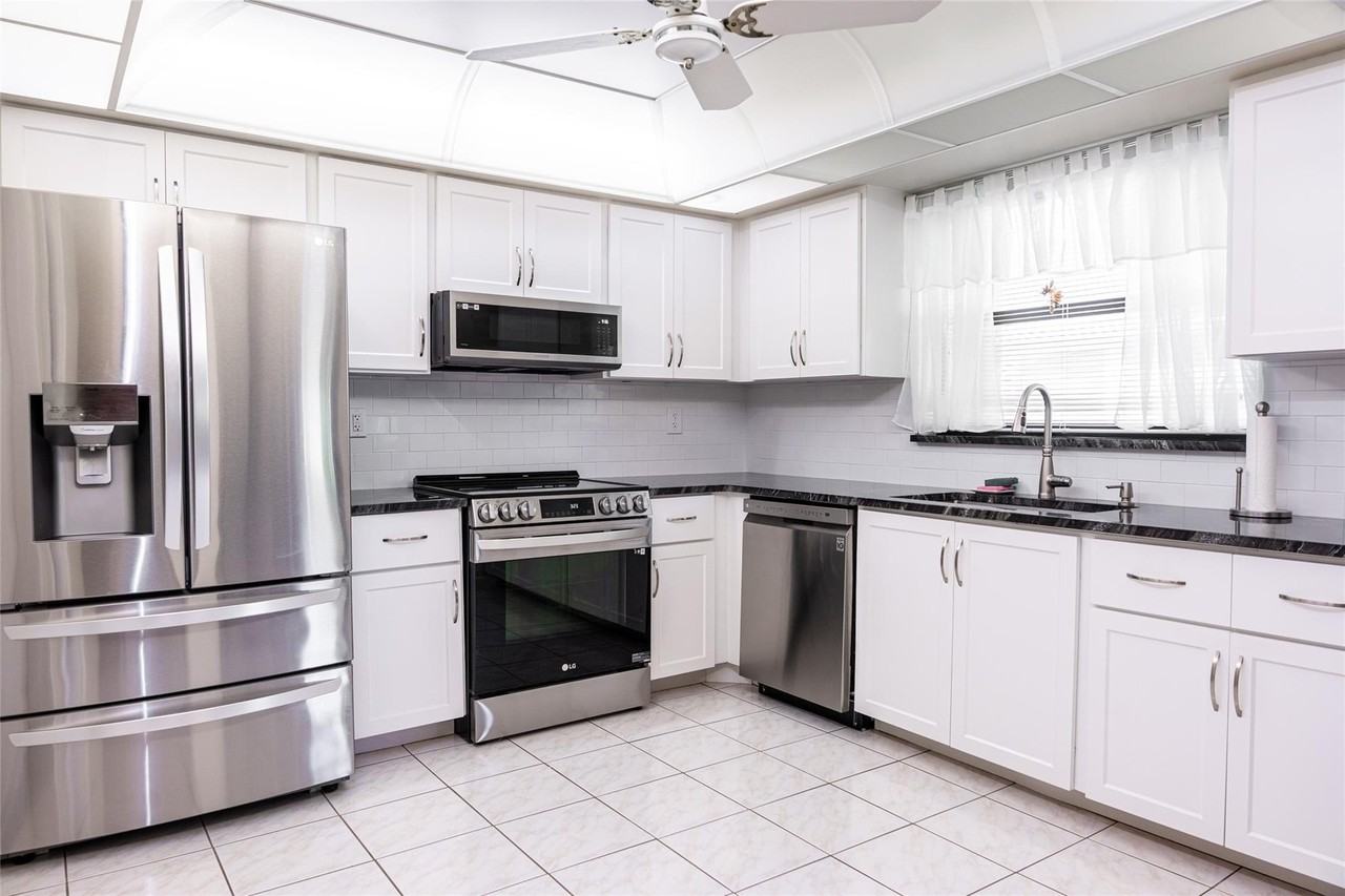 9870 Pecan Tree Dr Apt B - Photo 6 of 24