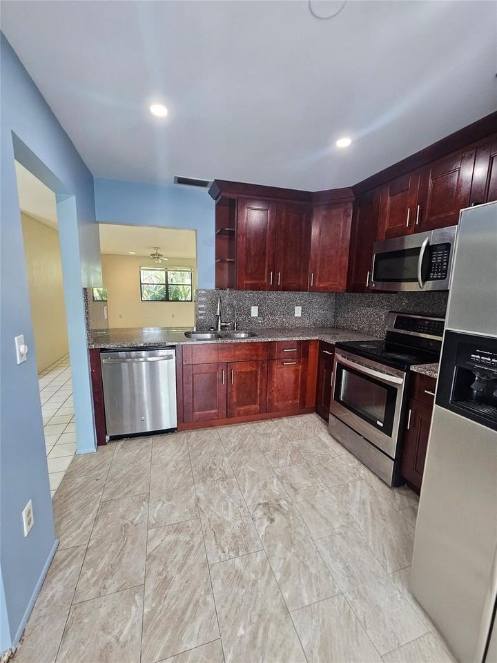 263 Deerfield Ct - Photo 4 of 14