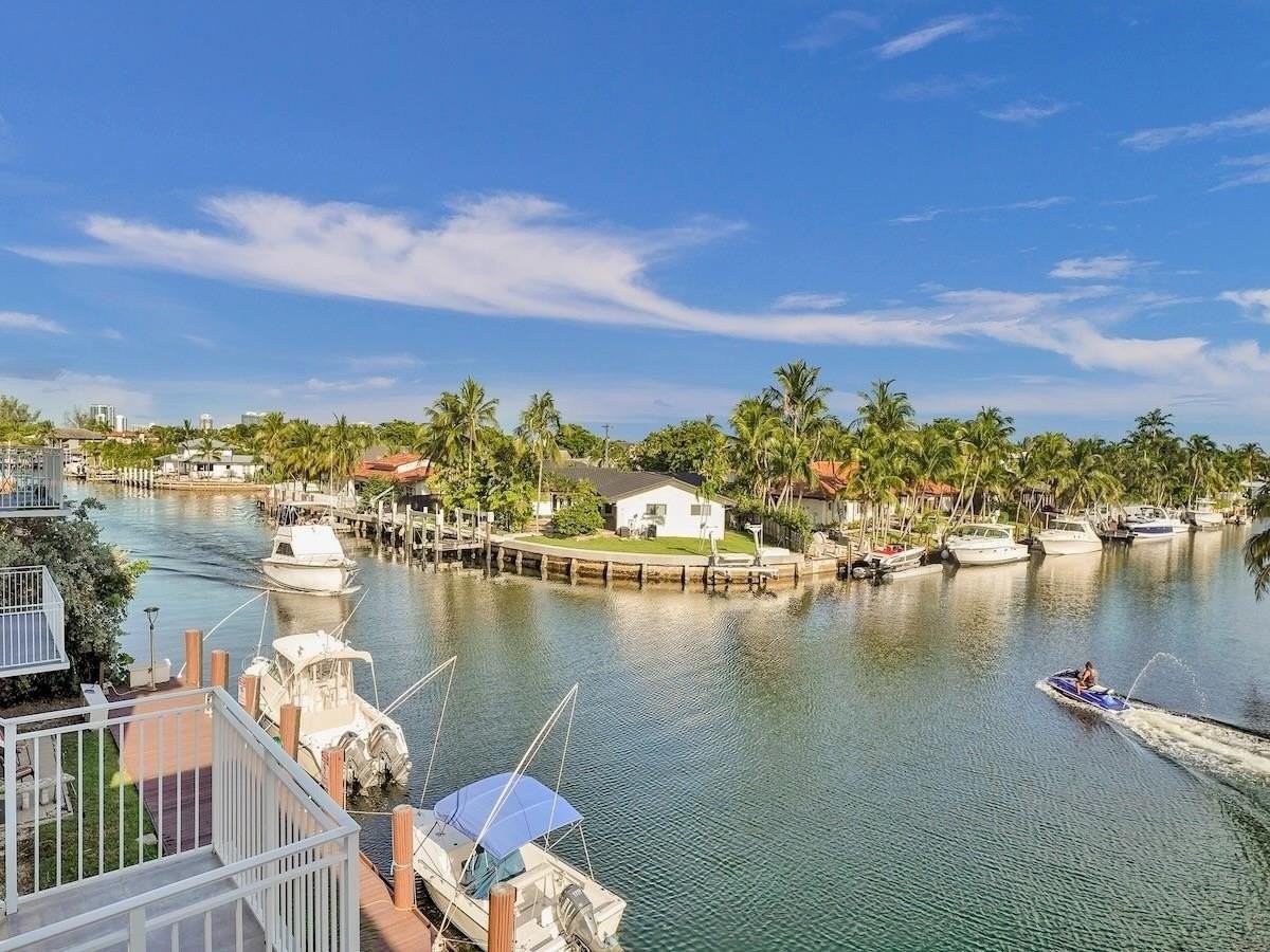 2430 Ne 135th St Apt 300 - Photo 5 of 9