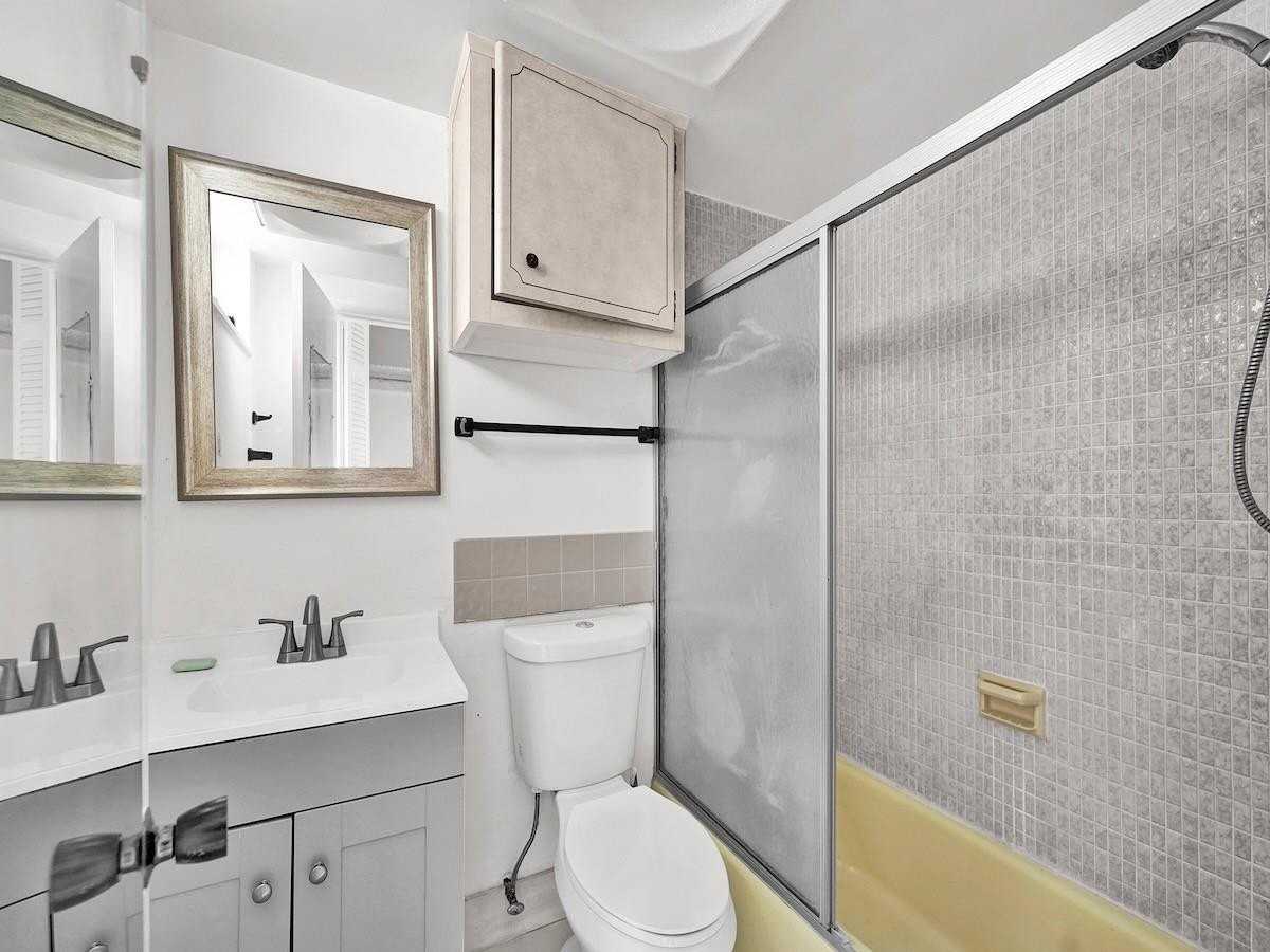 2430 Ne 135th St Apt 300 - Photo 7 of 9