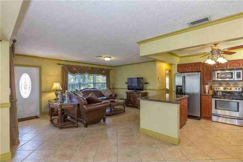 160 Se 12th St - Photo 4 of 22