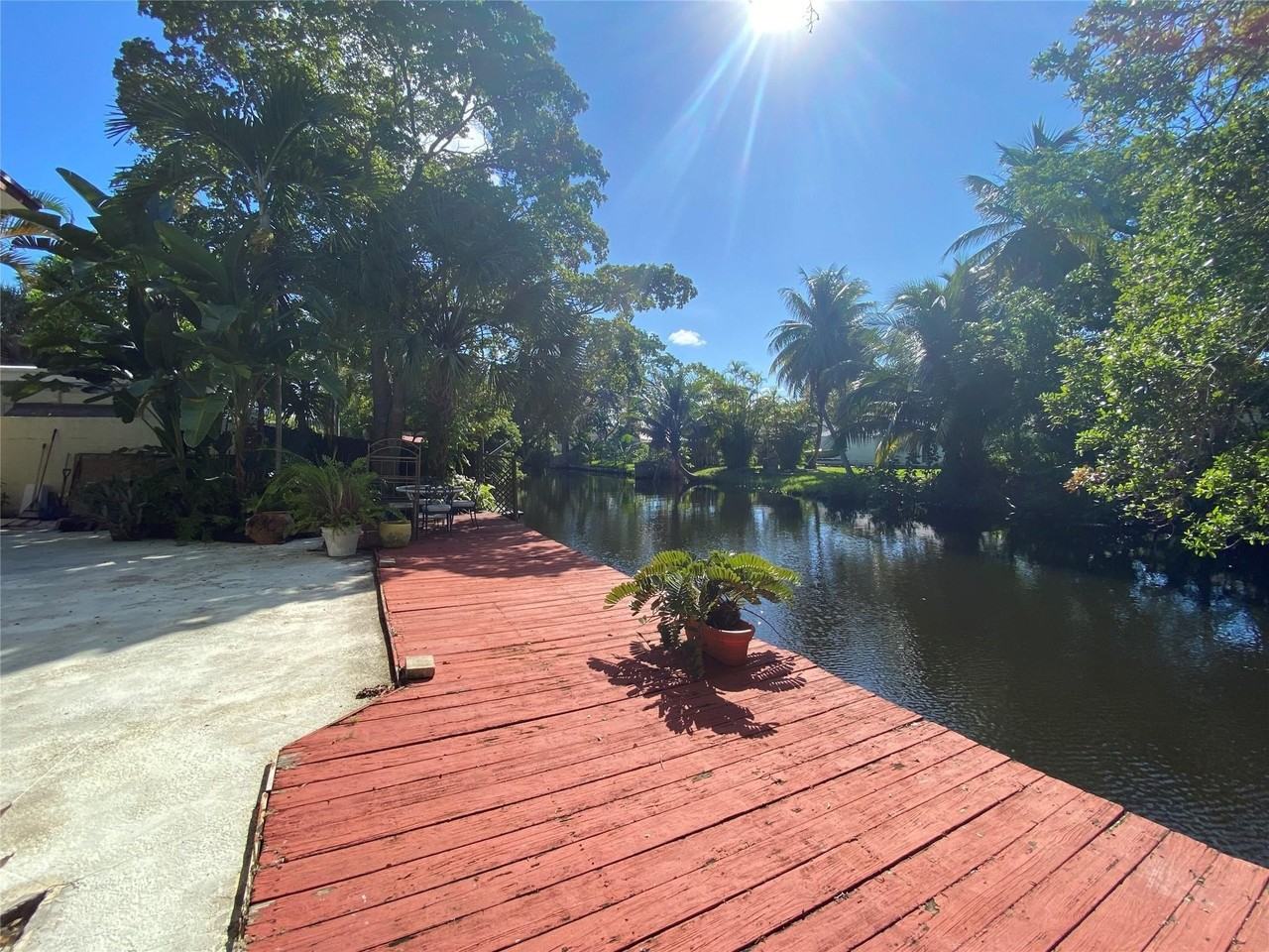 310 Sw 11th Ct - Photo 2 of 12