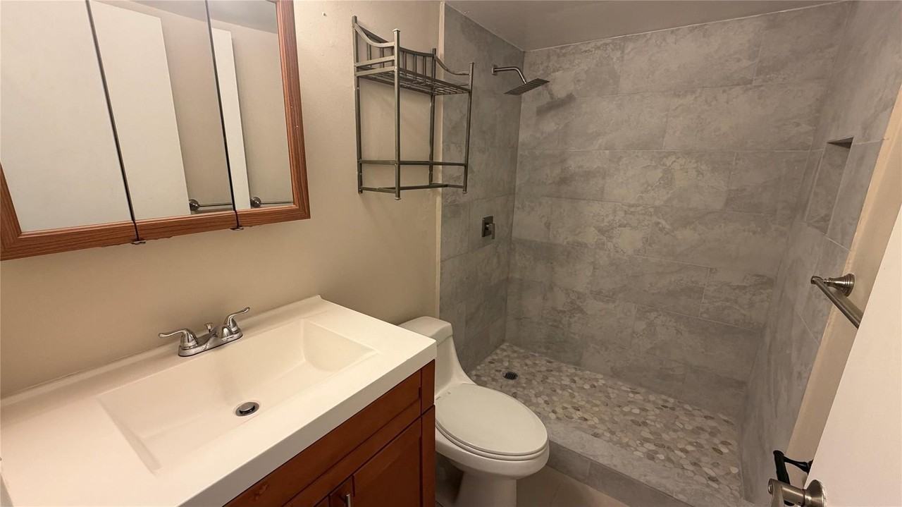 5180 Ne 6th Ave Apt 602 - Photo 2 of 16