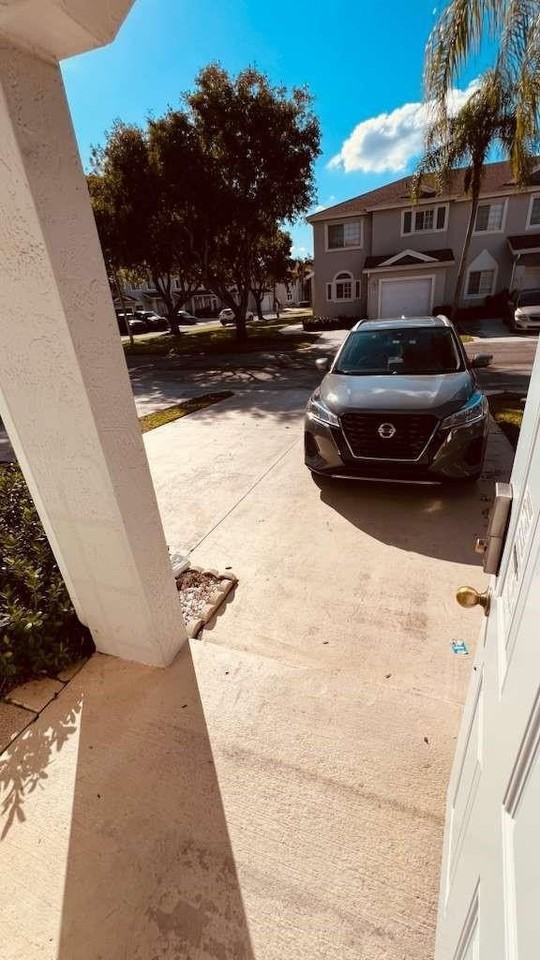 4735 Sw 14th St - Photo 3 of 31