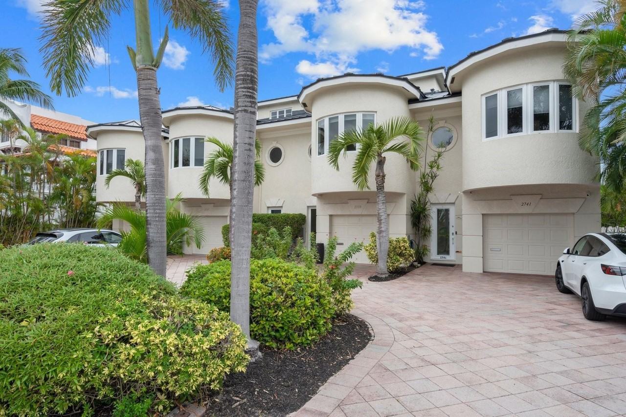 2739 Ne 15th St - Photo 7 of 43