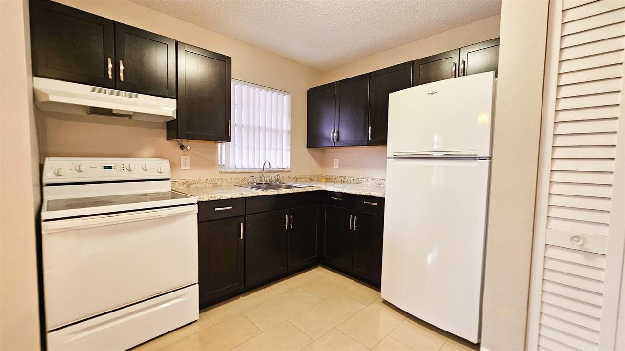 416 Lakeside Dr #129 - Photo 3 of 31