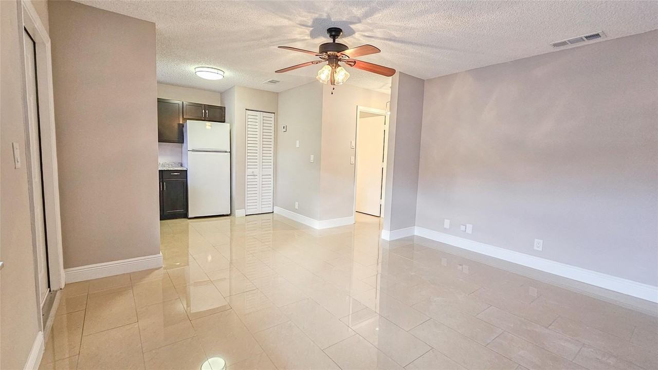 416 Lakeside Dr #129 - Photo 4 of 31