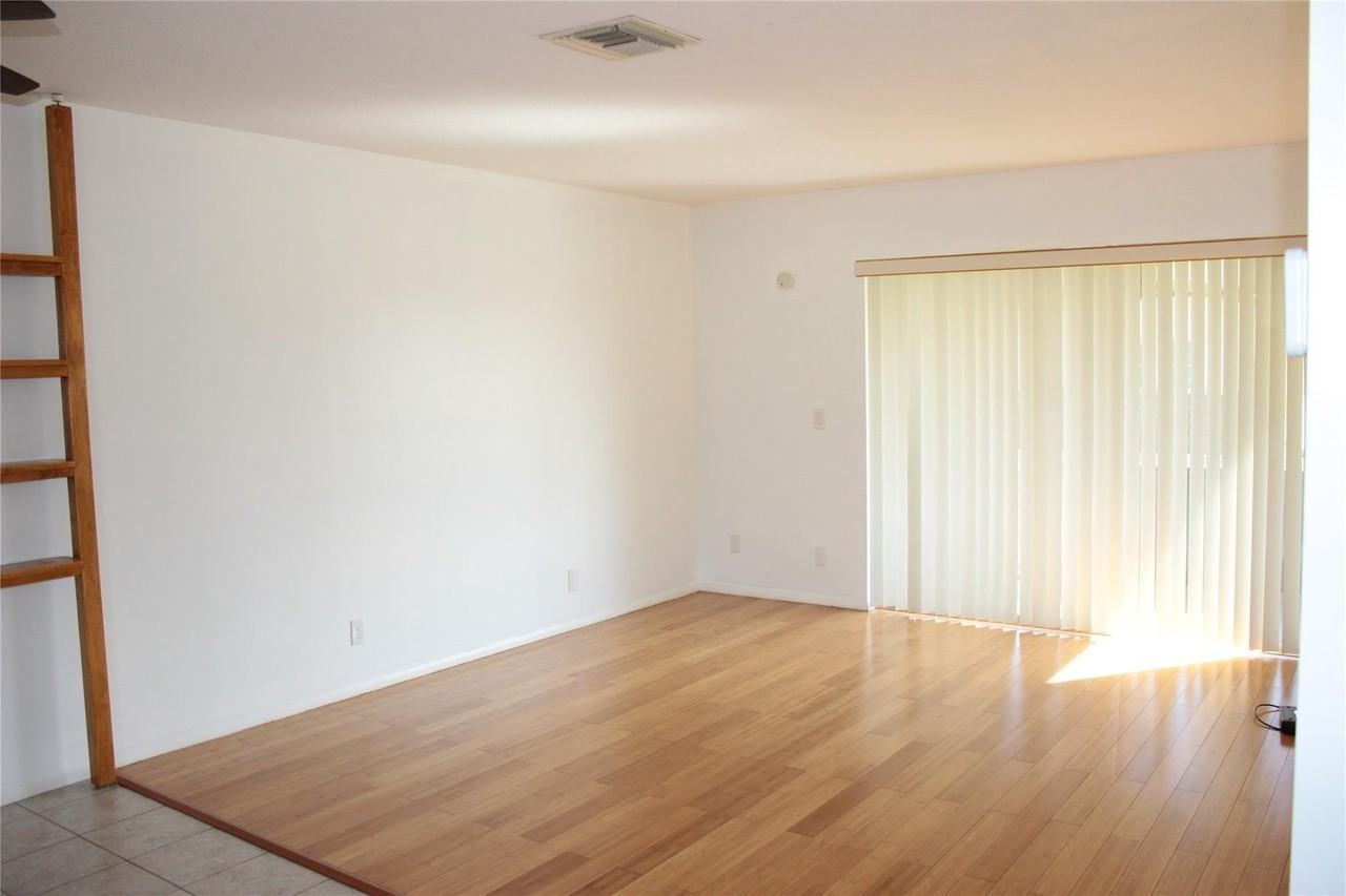 2810 Ashley Dr E Apt A - Photo 3 of 25