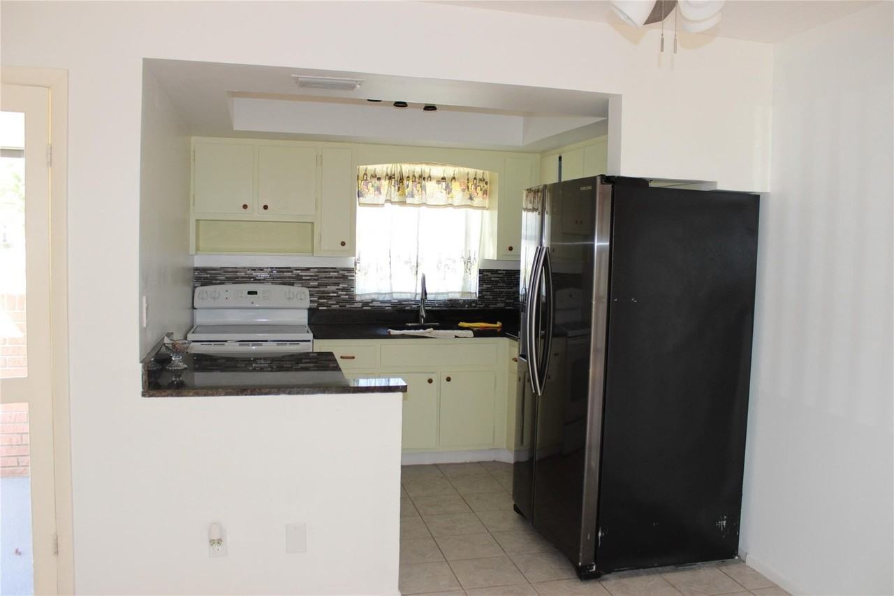 2810 Ashley Dr E Apt A - Photo 5 of 25