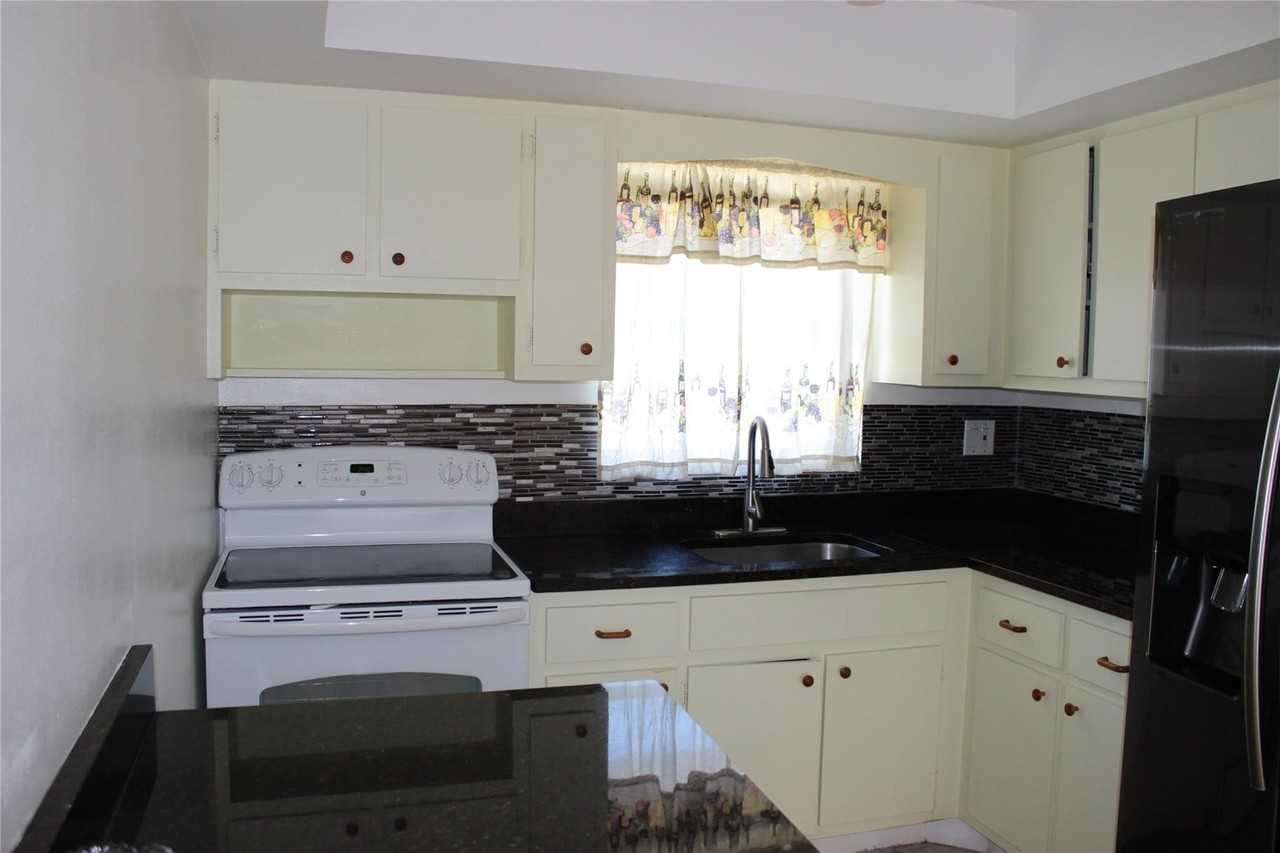 2810 Ashley Dr E Apt A - Photo 6 of 25