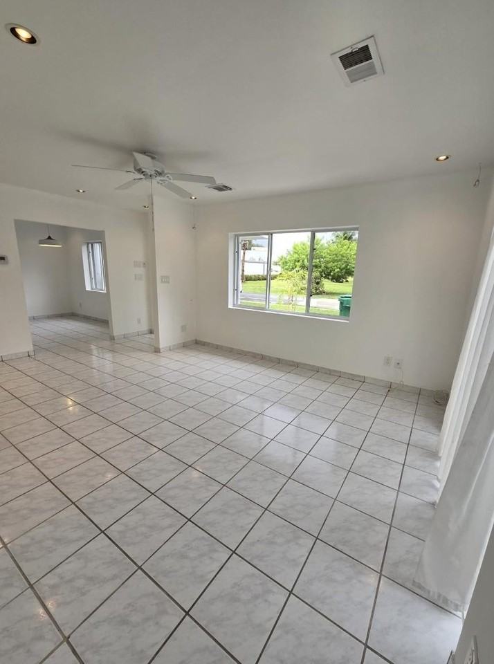 31 Sw 10th St - Photo 3 of 10