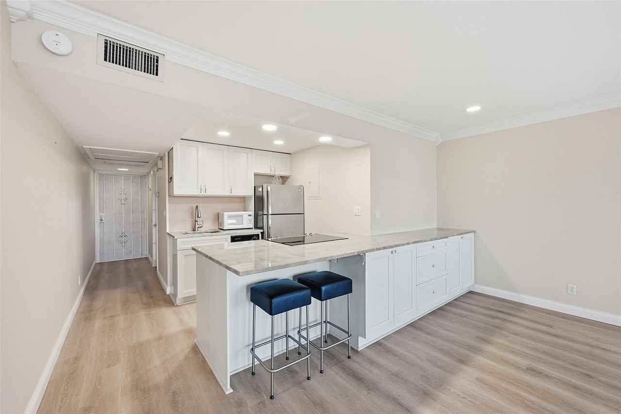 801 Ne 18th Ct Apt 202 - Photo 5 of 45