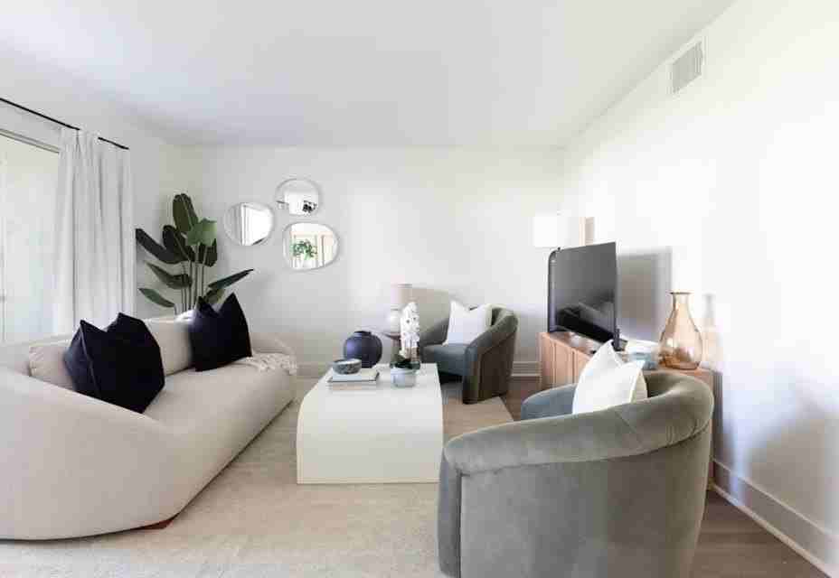 800 The Pointe Dr - Photo 3 of 7