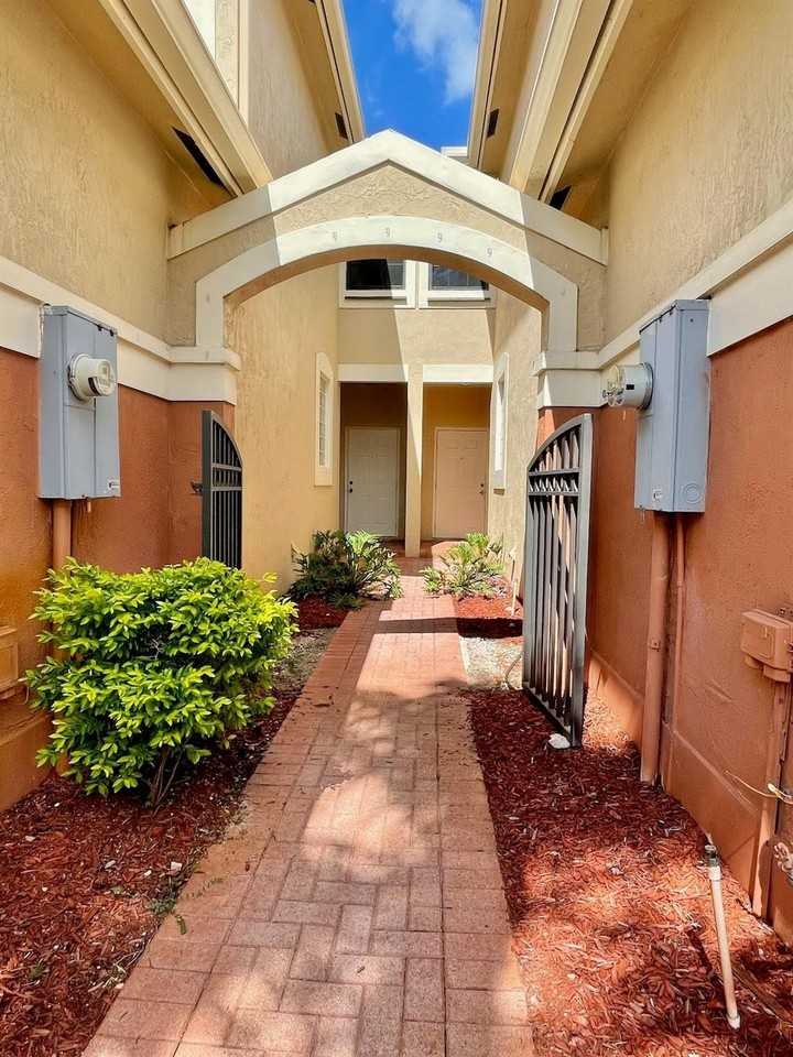 3959 Orange Tree Ln - Photo 4 of 18