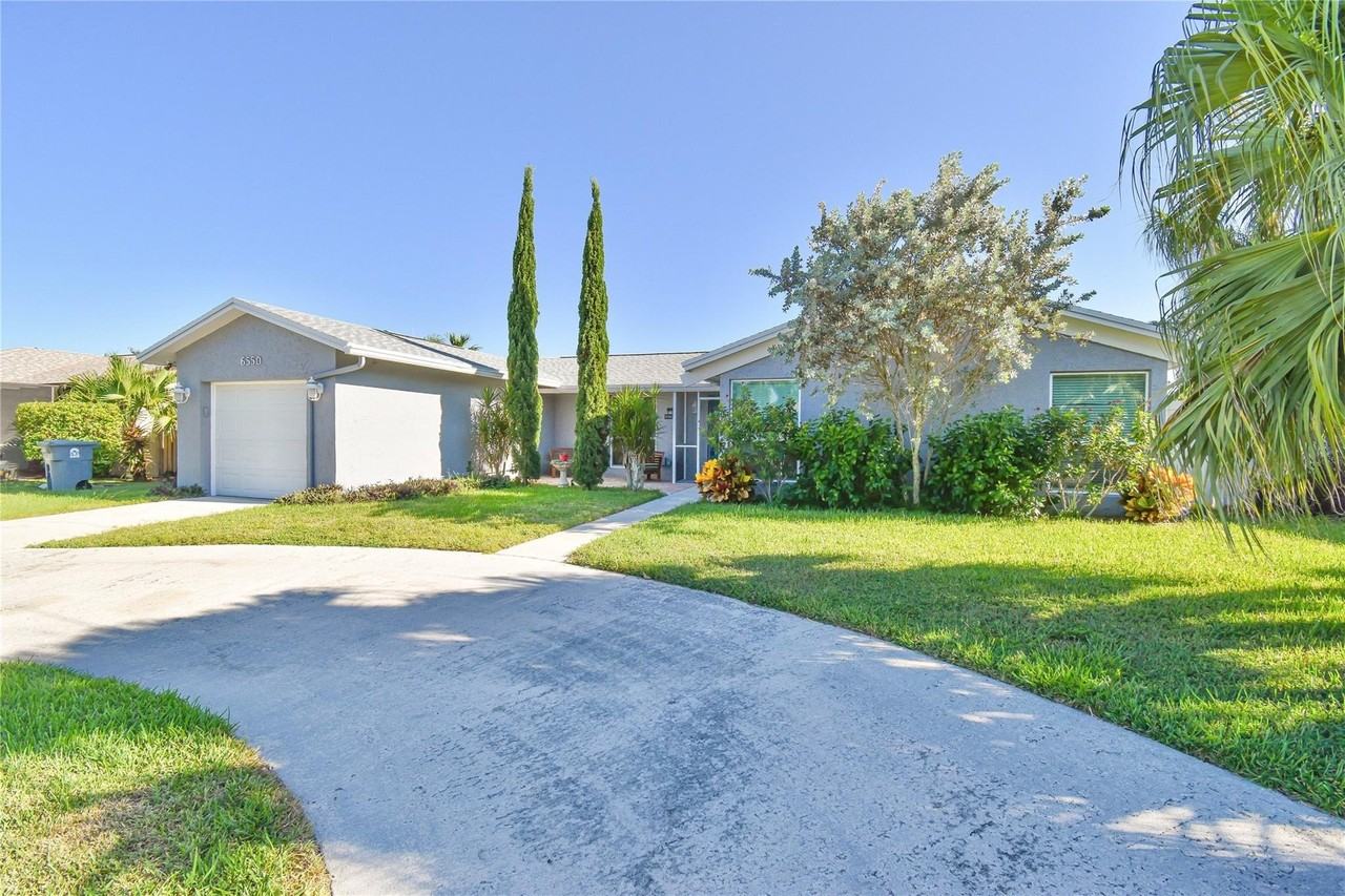 6550 Country Wood Way - Photo 3 of 42