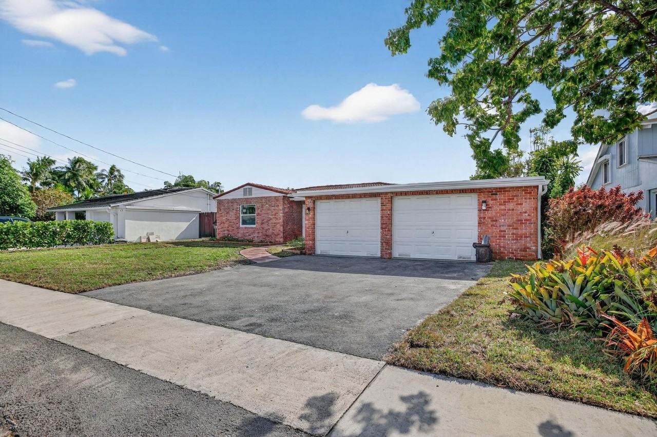 1120 Mango Isle - Photo 2 of 50