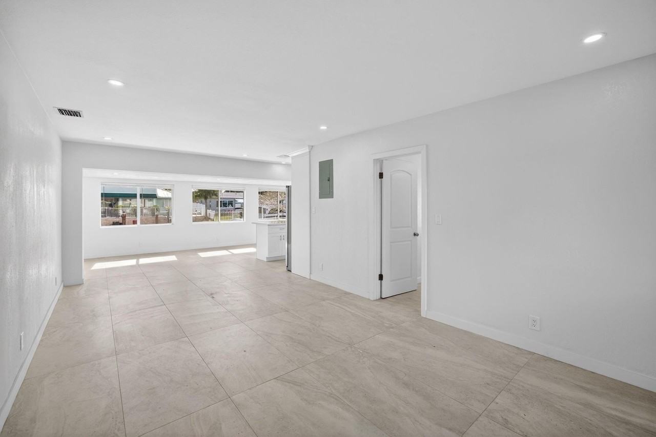 1120 Mango Isle - Photo 6 of 50