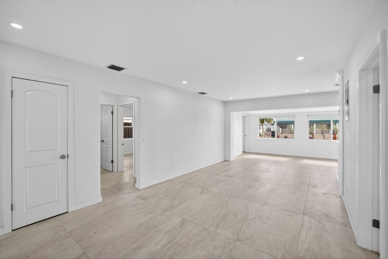 1120 Mango Isle - Photo 7 of 50