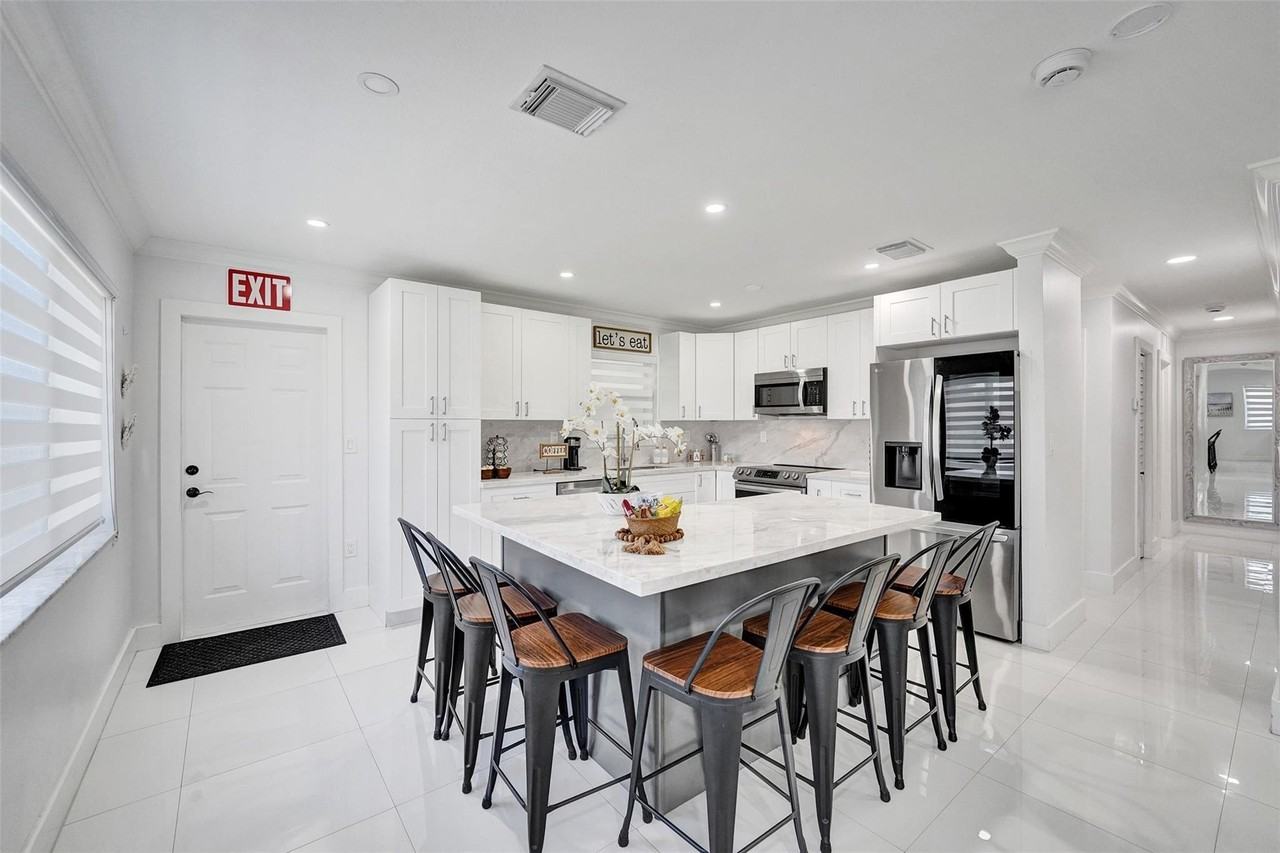 6740 Custer St - Photo 3 of 18