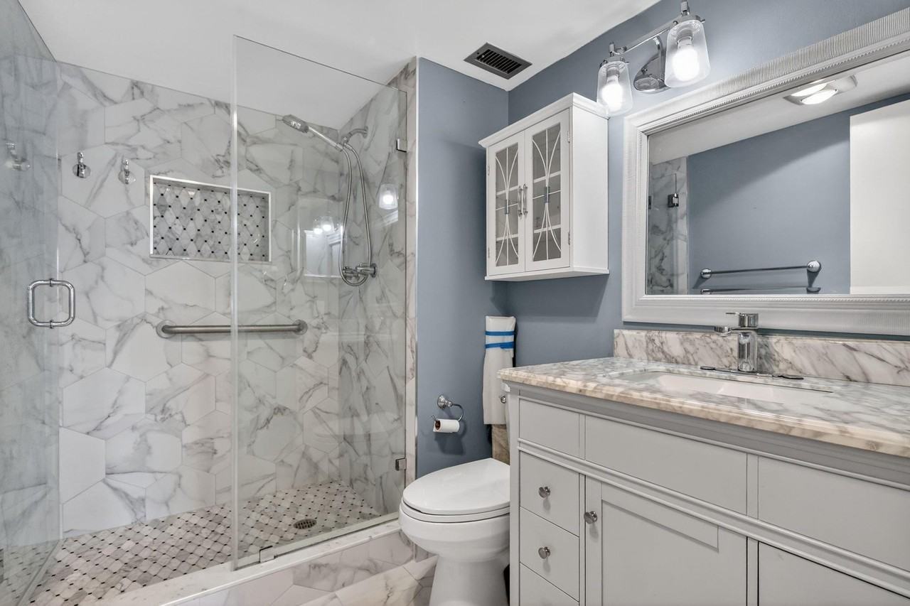 9410 N Hollybrook Lake Dr #303 - Photo 5 of 18