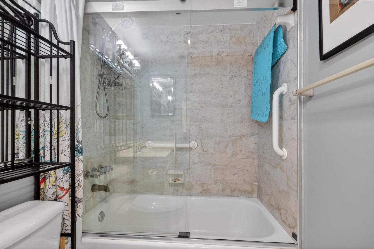 9410 N Hollybrook Lake Dr #303 - Photo 7 of 18