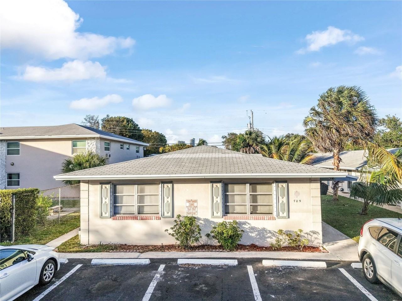 709 Se 15th St Apt 1 - Photo 2 of 36