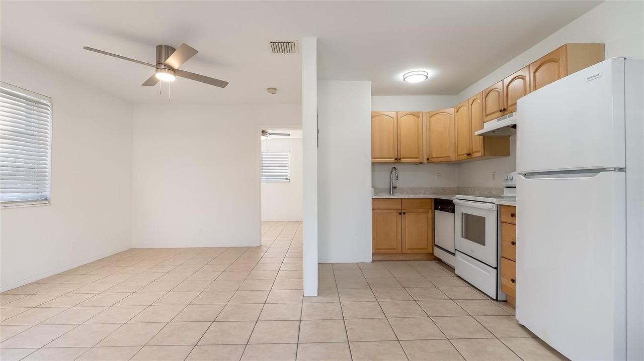 709 Se 15th St Apt 1 - Photo 3 of 36