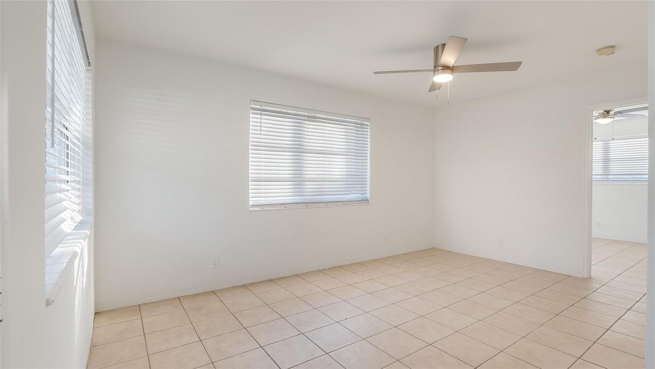 709 Se 15th St Apt 1 - Photo 5 of 36