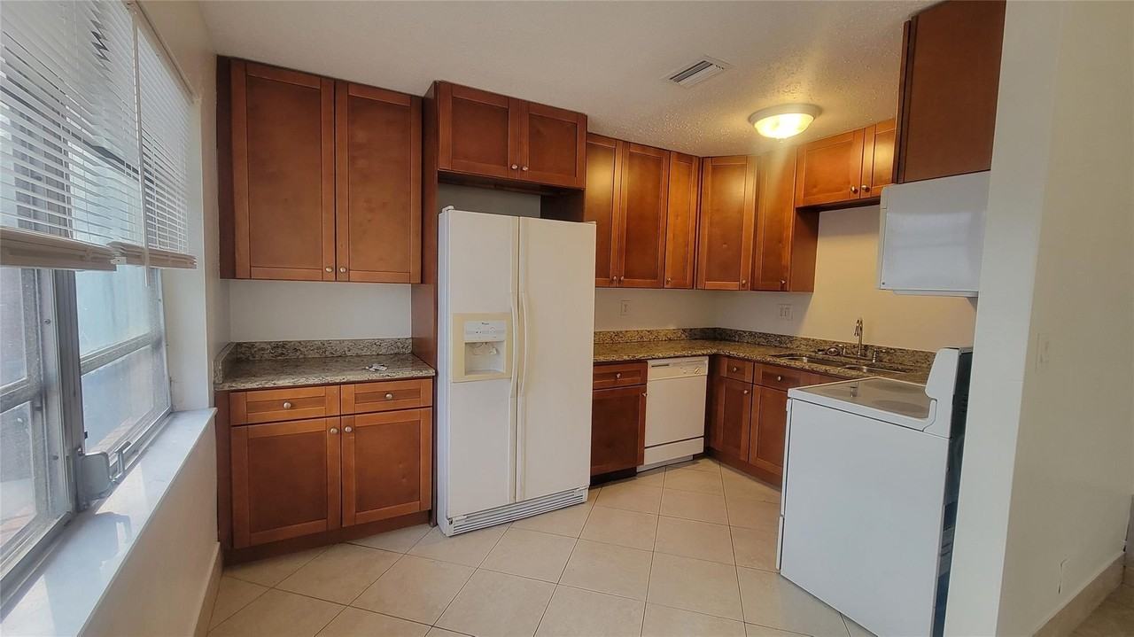 1821 Ne 56th St #1 - Photo 4 of 13