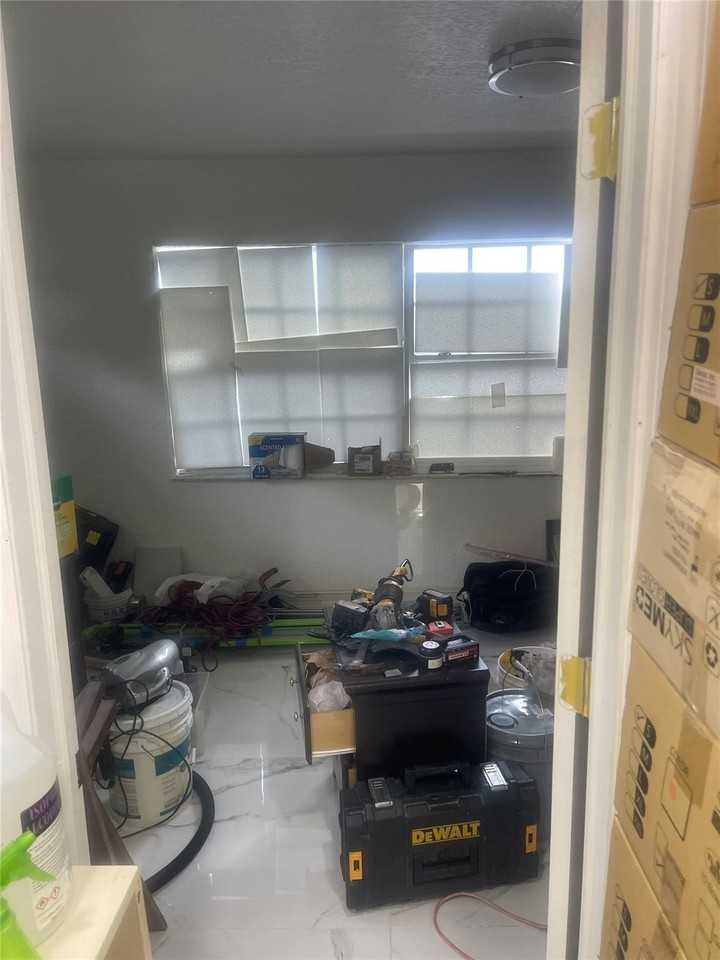 6250 Sw 9th St - Photo 5 of 11