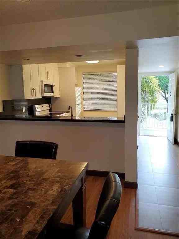 6061 Balboa Cir Apt 201