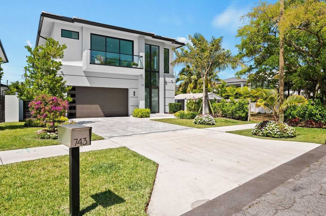 743 S Lake Ave - Photo 2 of 50