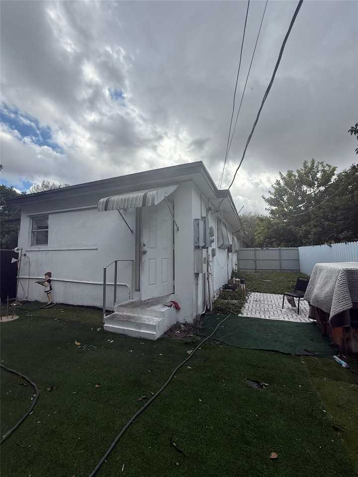 6315 Sw 32nd St - Photo 5 of 13