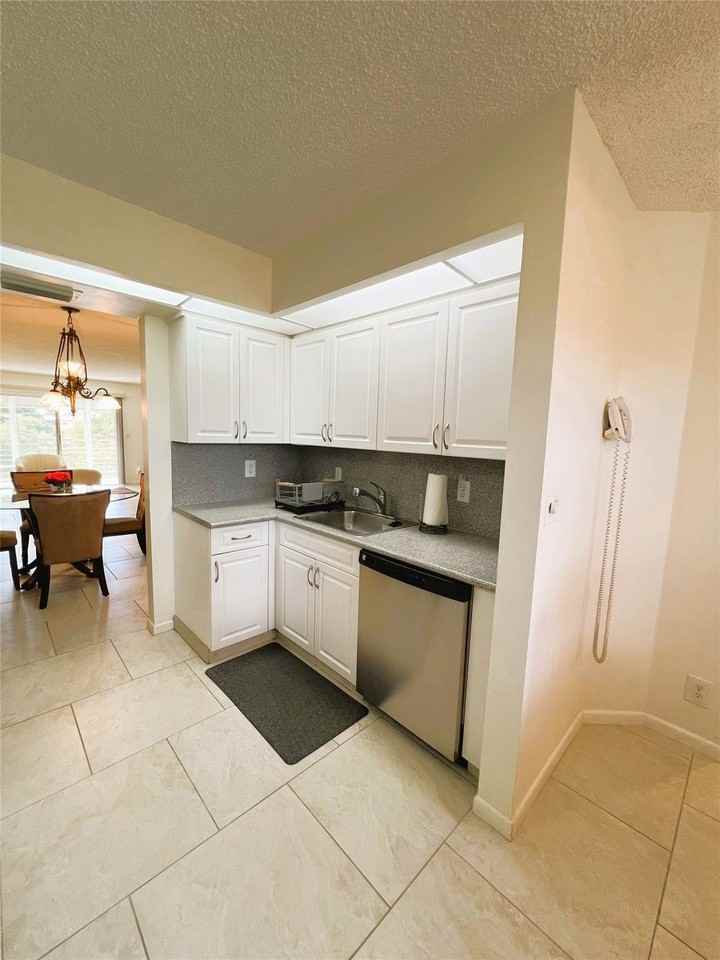 1605 Abaco Dr Apt C4 - Photo 6 of 33
