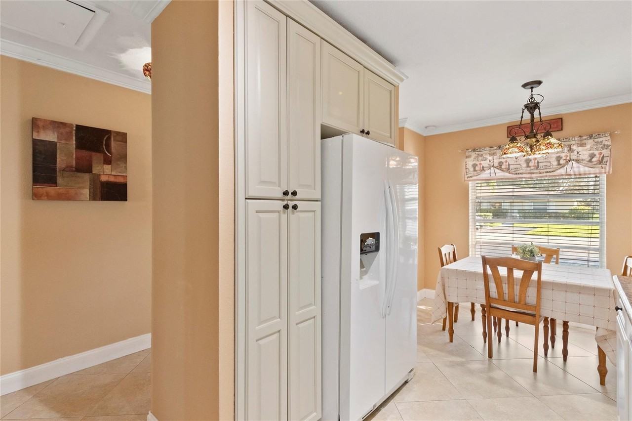 8729 Chevy Chase Dr Unit 145 - Photo 5 of 26