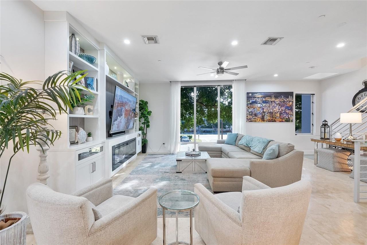 3266 Ne 15th St - Photo 3 of 43