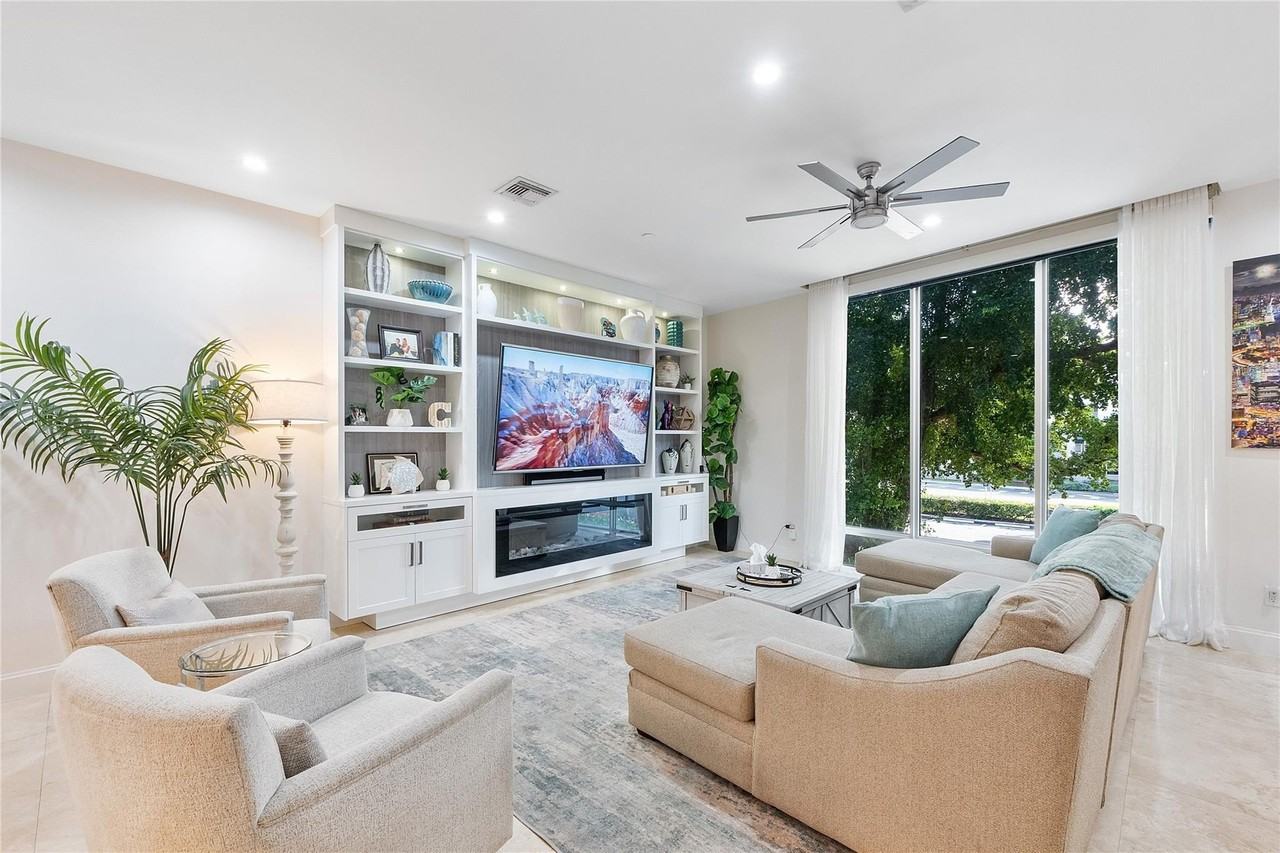 3266 Ne 15th St - Photo 4 of 43