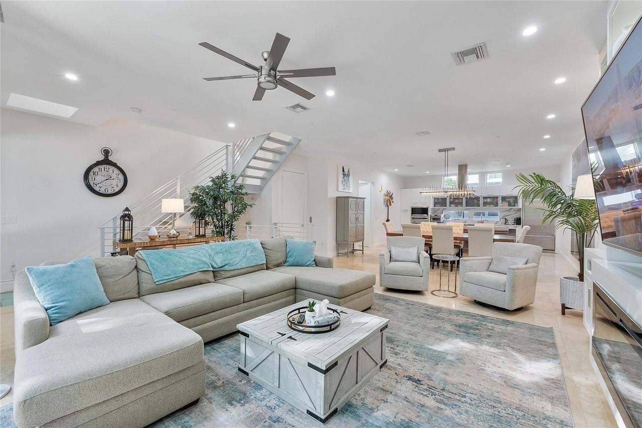 3266 Ne 15th St - Photo 5 of 43