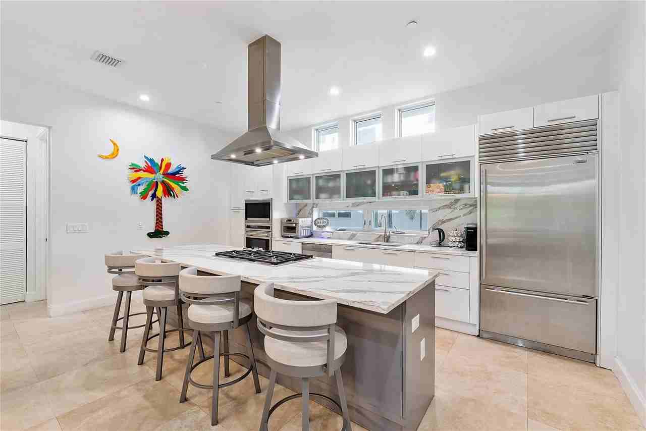 3266 Ne 15th St - Photo 6 of 43